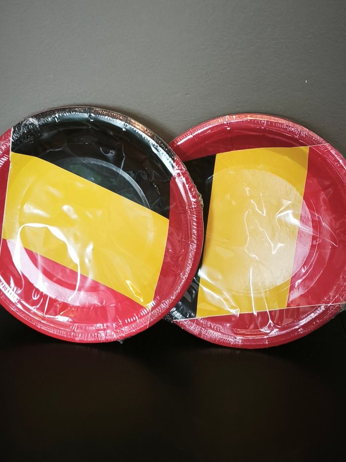 Assiettes jetables en carton - photo numéro 1