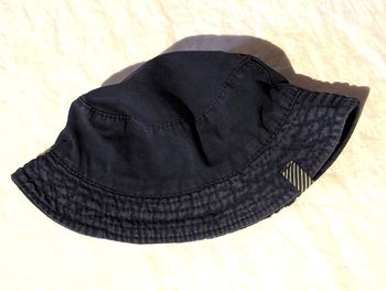 Chapeau Bob Bleu Marine Ecusson Lignes Blanches Noires Diagonales Vêtement Accessoire Petits Enfants