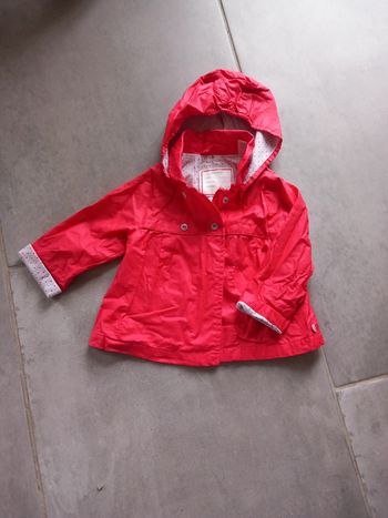 Imperméable rouge.