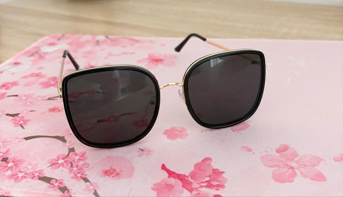Lunettes noires et dorées - photo numéro 2