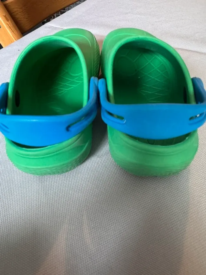 Lot de 2 paires de crocs/sabots enfants pointure 22 et 23 - photo numéro 3