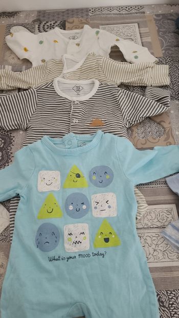 Lot vêtements bébé naissance à 1 mois