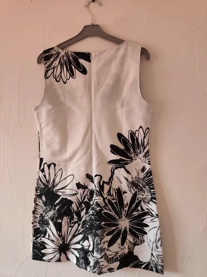 Magnifique robe influx noire et blanche taille 40 - photo numéro 3