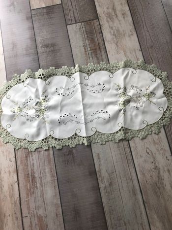 Napperon brodé petites fleurs