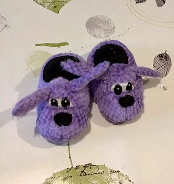 Chaussons animaux avec oreilles lilas  est noir et blanc taille 24/25