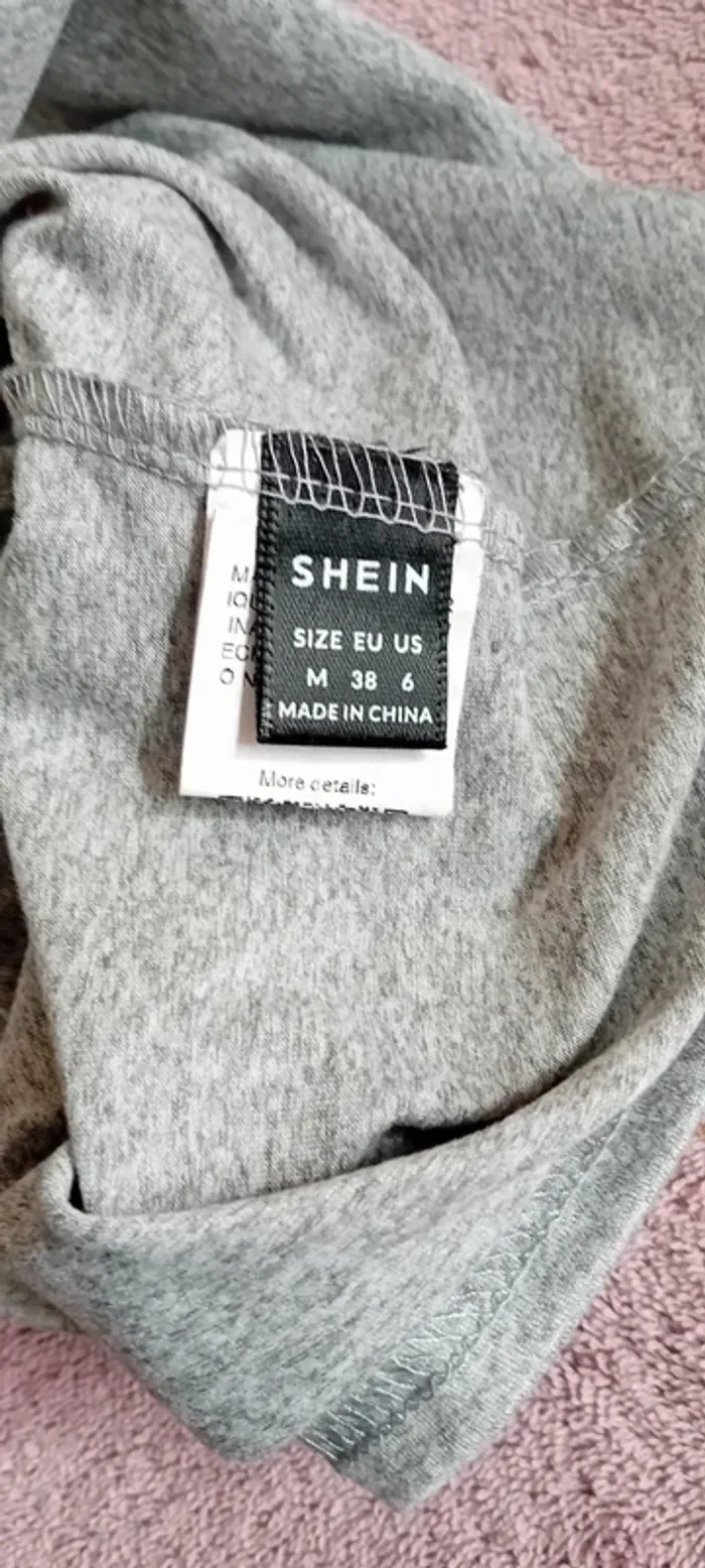 Petit croc top gris col en v shein taille M en parfait état - photo numéro 3