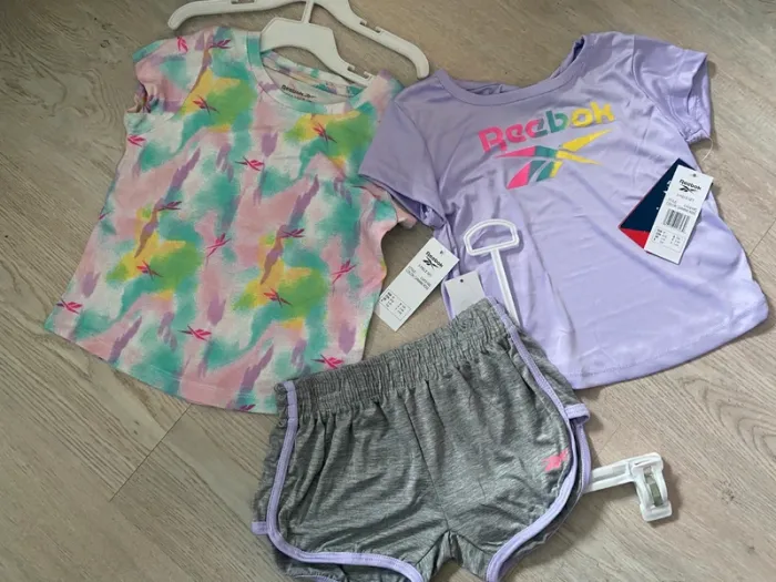 Ensemble tee shirt T-shirt et short Reebok taille 3 4 ans neufs