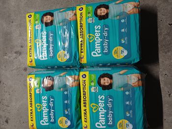 4 paquet de couche Pampers taille 6+ a 30€