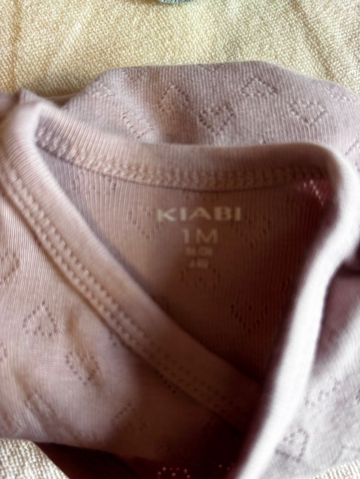 Lot bodies 1 mois - photo numéro 6