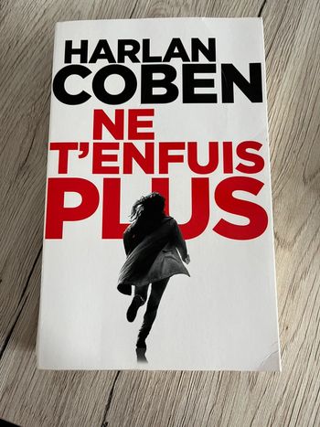 Livre en grand format d’Harlan Coben, ne t’en fuis plus