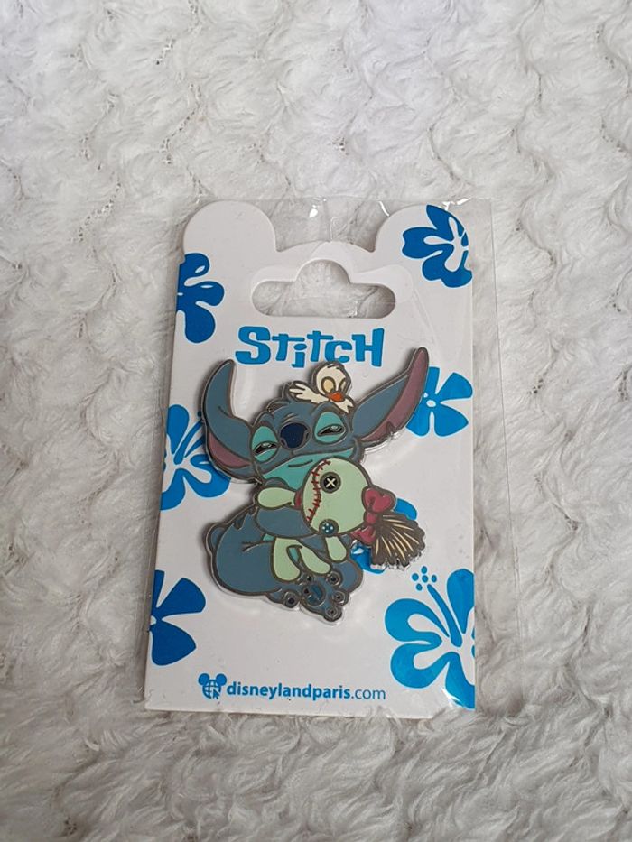 Pin's Stitch et souillon dlp disneyland paris calin oe