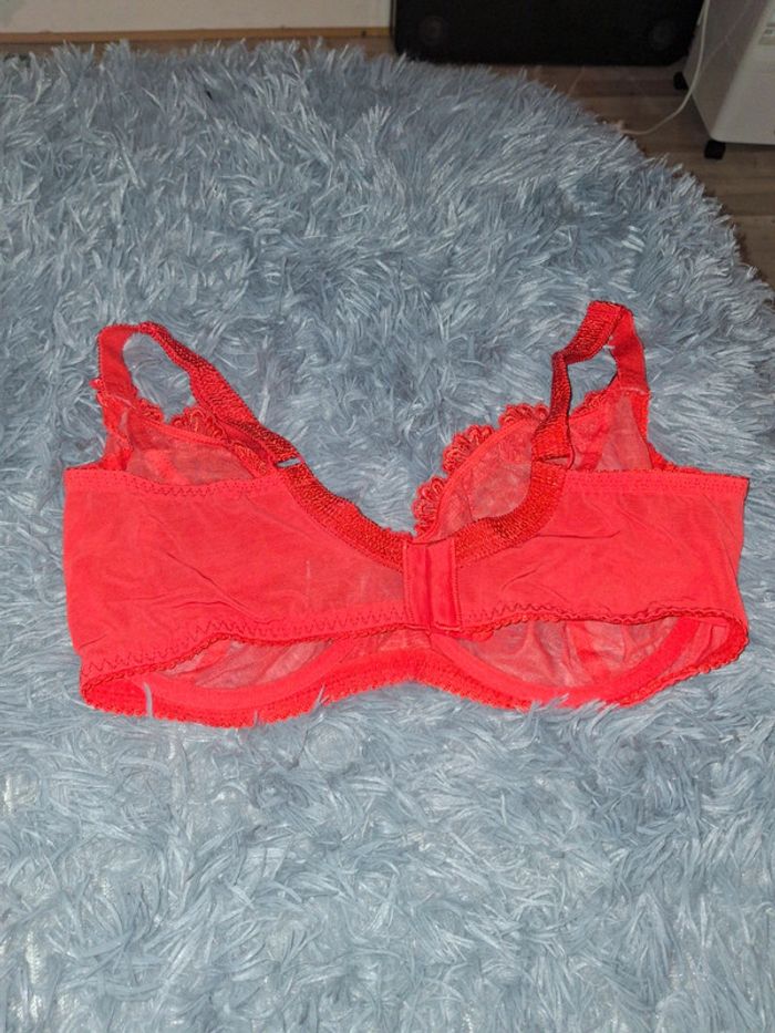 Soutien-gorge rouge - photo numéro 2