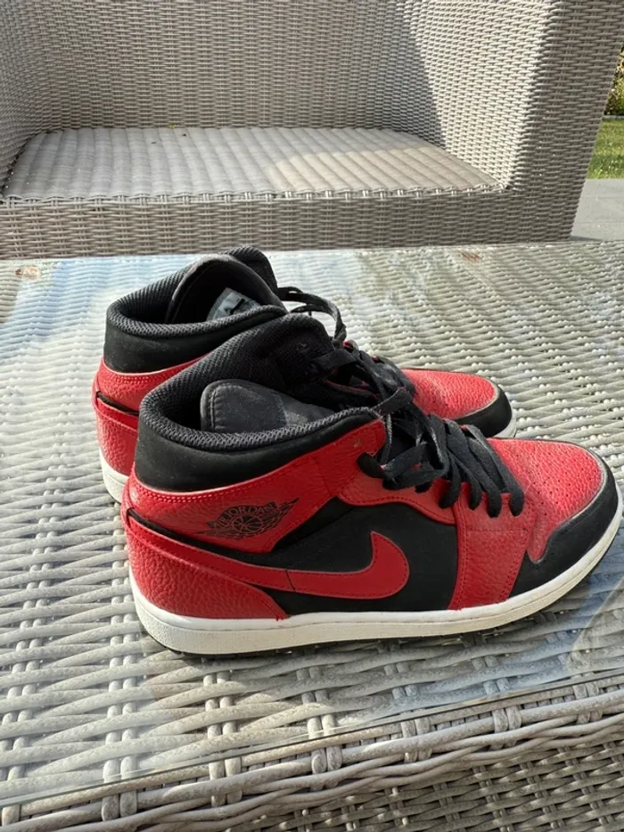 Jordan 1 Mid Reverse Bred rouge et noire