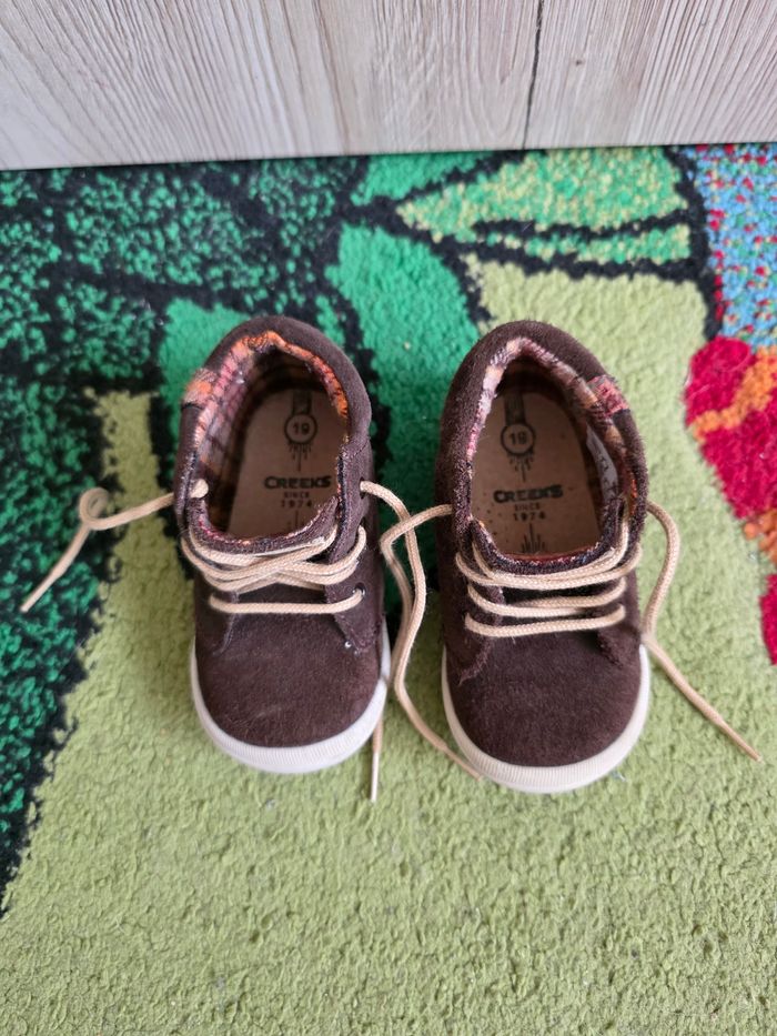 CHAUSSURES BÉBÉ GARÇON EN DAIM MARRON NEUF TAILLE 19 MARQUE CREEKS - photo numéro 2