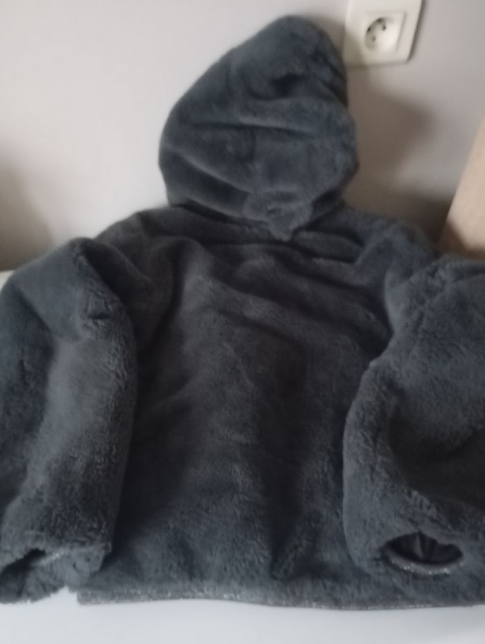 Blouson doudoune réversible.8/10 ans . Polyester et fausse fourrure . Noir , gris anthracite et paillettes. Parfait état . - photo numéro 6