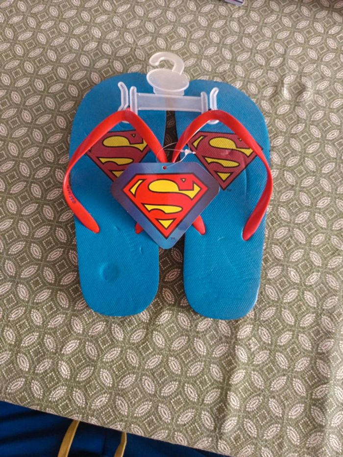 Paire de claquettes neuves Superman taille 34/35