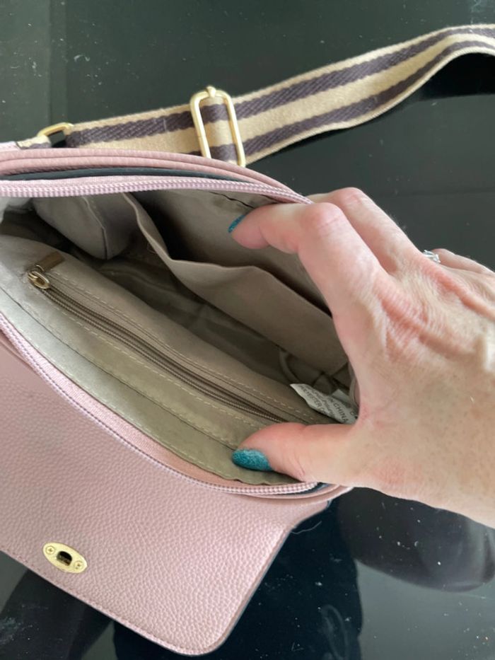 Joli petit sac rose avec sa libellule sur le devant - photo numéro 11