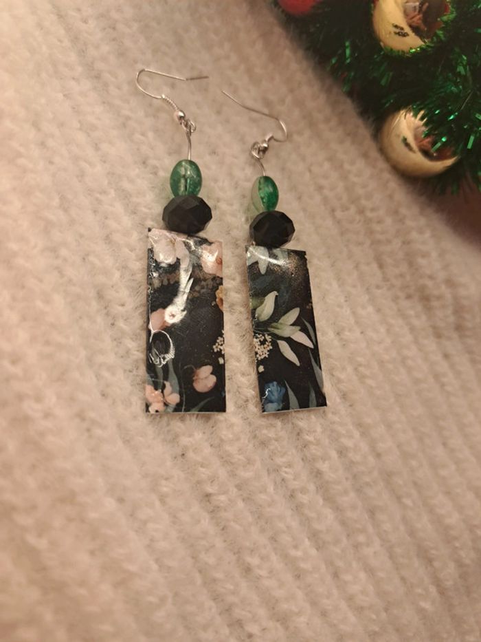 Boucles d'oreilles pendante noir et verte florale - photo numéro 5