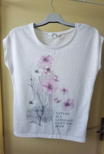 T-shirt blanc motifs fleurs et inscriptions