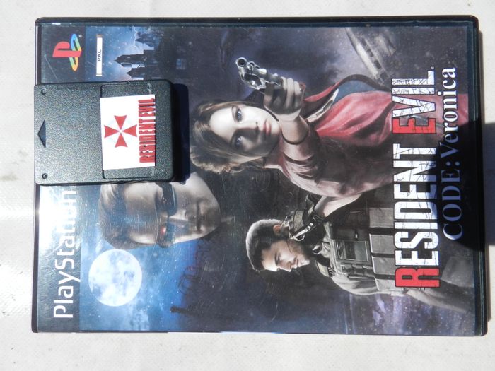 Resident Evil Code Veronica X (PS2) + Carte Mémoire 64 Mo préchargée - photo numéro 2