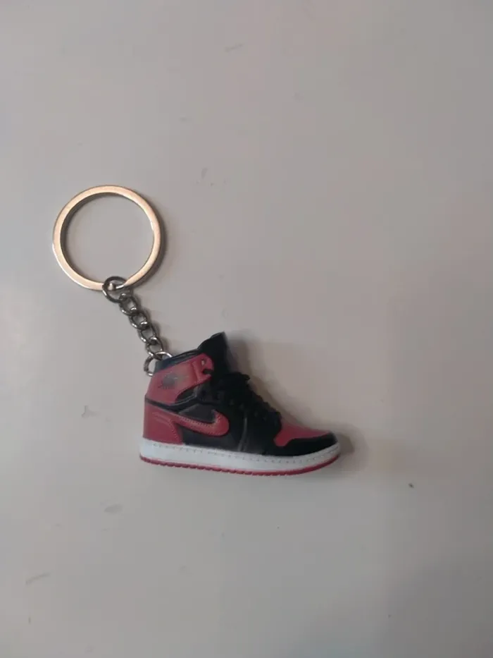 Porte-clés miniature basket Air Jordan 1 "Bred" - photo numéro 2