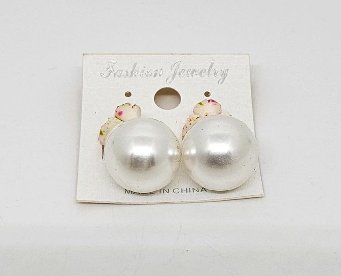 Paire de boucles d'oreilles.
Neuve.
Fleur 1 - photo numéro 3