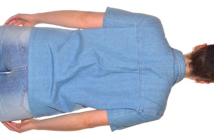 chemise manches courtes bleu jean fluide détail floral au col taille M - photo numéro 4