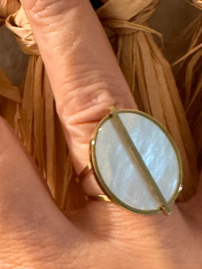 Bague disque ovale nacre tige traversante acier inoxydable or mile Mila