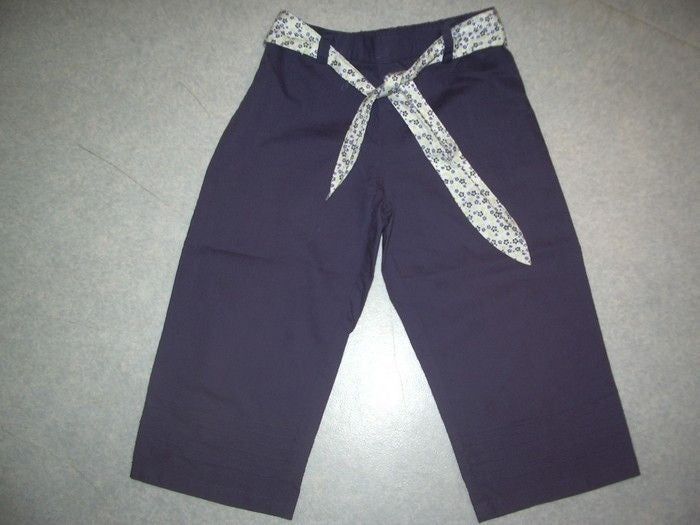 Pantacourt violet, ceinture à fleurs