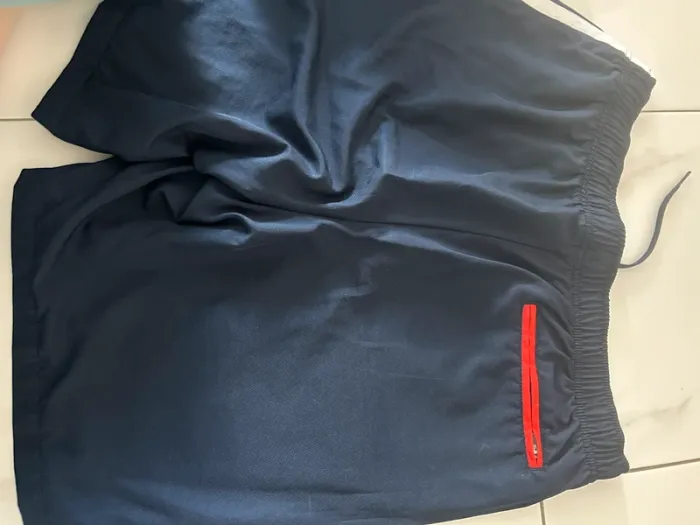 short Lacoste bandes blanches - photo numéro 2