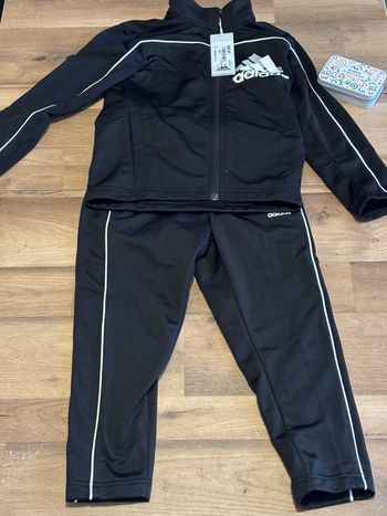 Je vend un survêtement mixte 5-6 ans neuf 