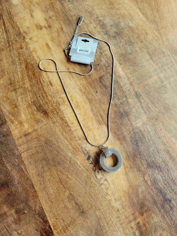 Collier argenté long pendentif rond