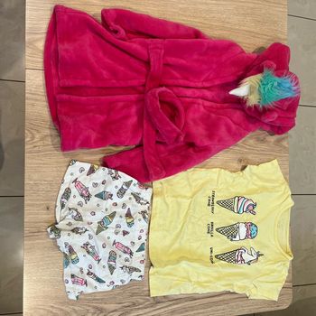 Lot peignoir et pijama fille en très bon état 3-4 ans