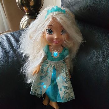 Princesse des neiges elsa parle, chante, s'illumine