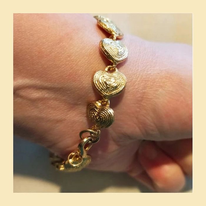 Bracelet vintage doré à cœurs gravés – Élégance intemporelle - photo numéro 4