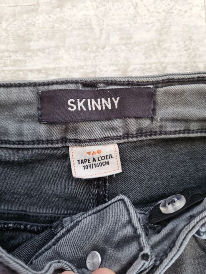 Jeans Skinny, effet usé (acheté comme ça) Taille 10 ans - photo numéro 9