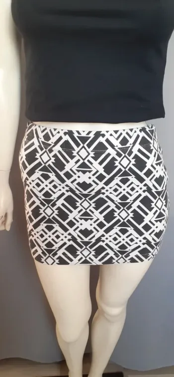 Jolie mini jupe noire et blanche