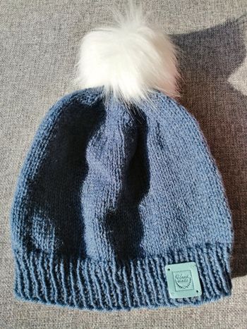 Bonnet bleu tricoté main neuf