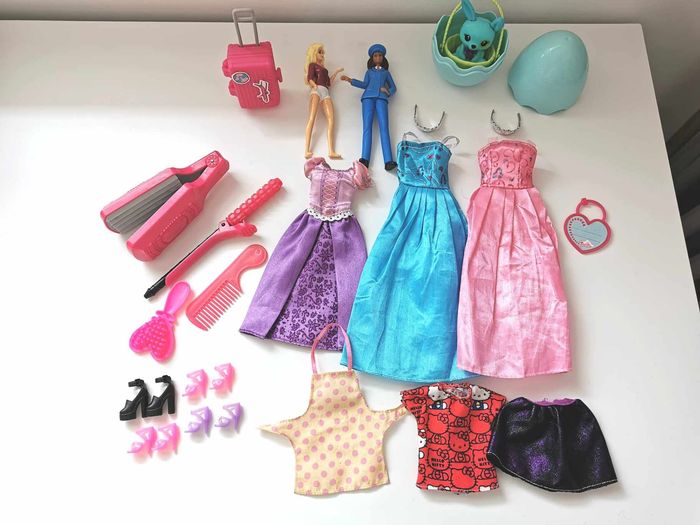 Lot accessoires et mini figurines Barbie , très bon état