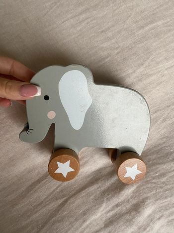 Éléphant en bois à roulette