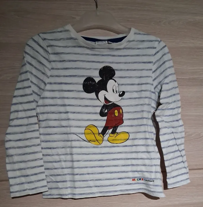 Tee-shirt manches longues mickey taille 6ans