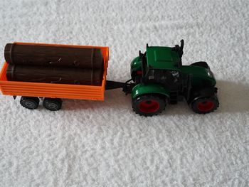 Joli tracteur à friction avec sa remorque qui se lève