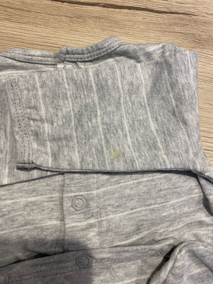 Pyjama léger gris à rayure blanches, Kiabi, 1 mois - photo numéro 4