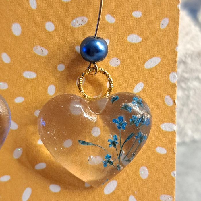 Boucles d'oreilles pendante en résine fleur séché véritable - photo numéro 5