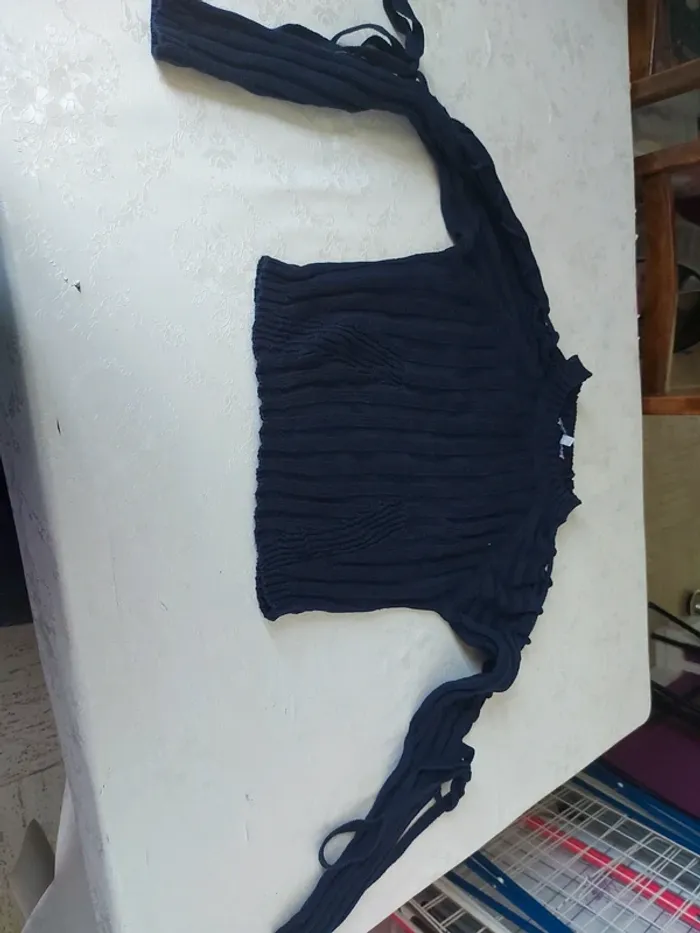 Pull bleu avec manches aérées