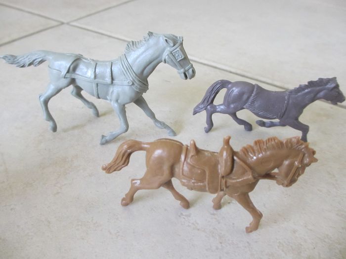 Lot de 20 figurines variées en plastique - photo numéro 5