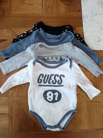Lot 4 bodies manches longues GUESS, taille 0-3 mois