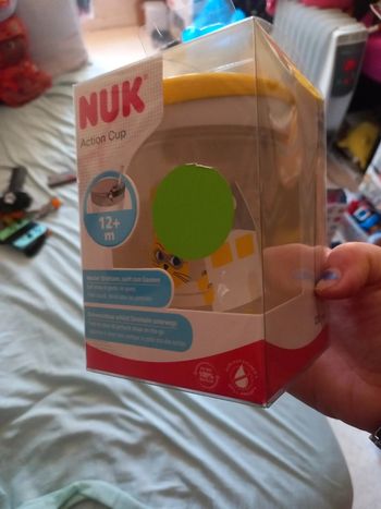 Nuk cup avec paille bouchon qui tourne pour refermer la paille