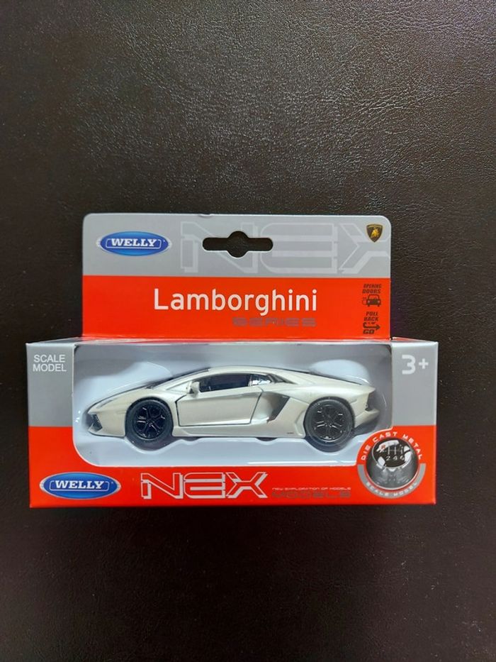 Lamborghini  aventador   - blanc