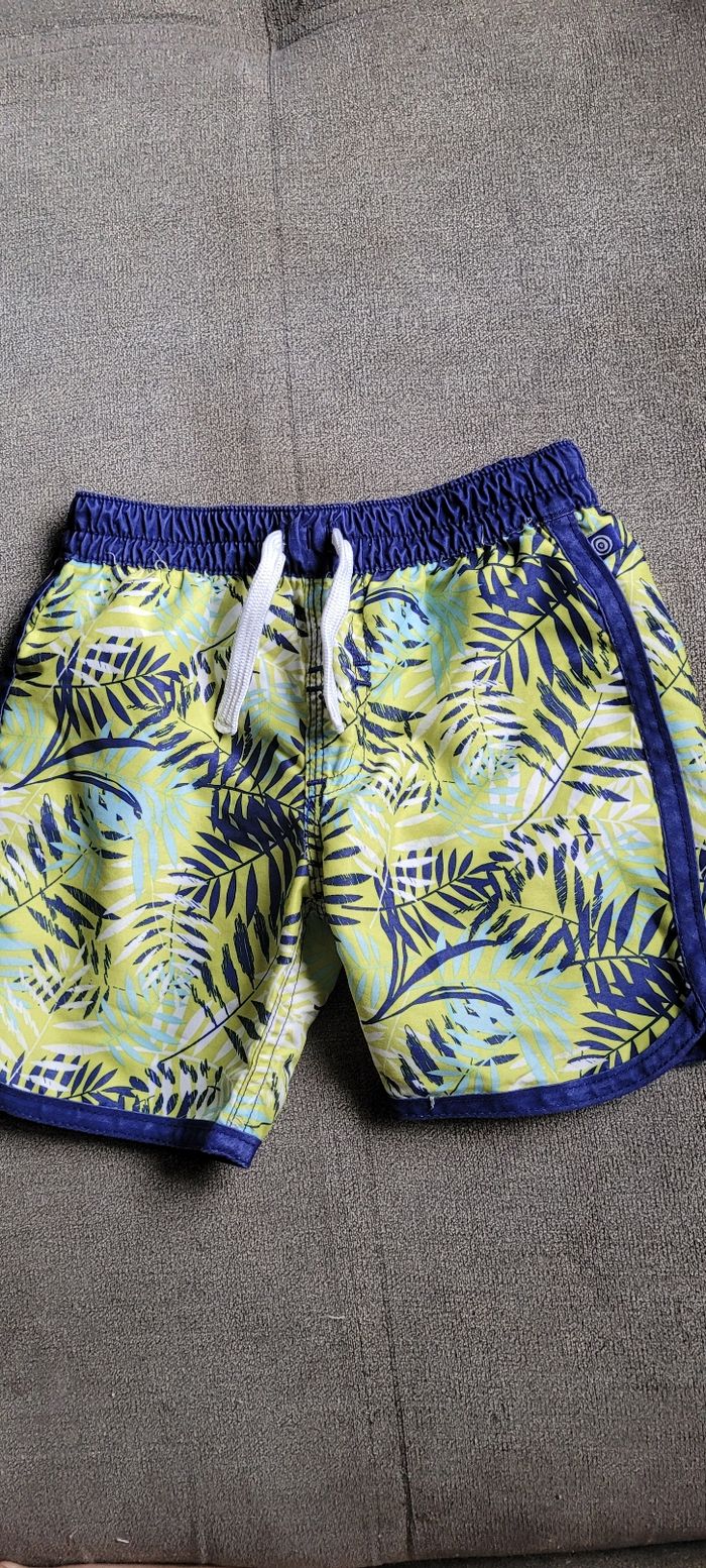 Short de bain taille 24/36 mois
